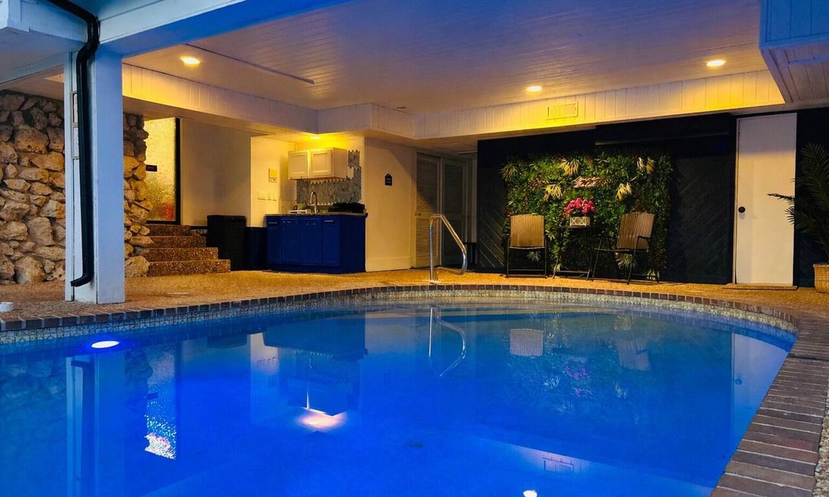 Venice House | Cozy Poolside Bungalow Retreat- Private Lake, Outdoor Kitchen & Nature Escape