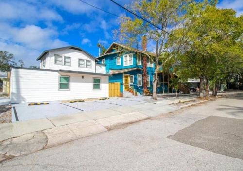 Downtown House | Delightful 2 BR Downtown Sarasota Condo - The White Pearl