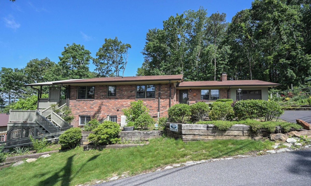 Kenilworth House | Don’t miss a minute of AVL! Nana’s Place is minutes from everything AVL!