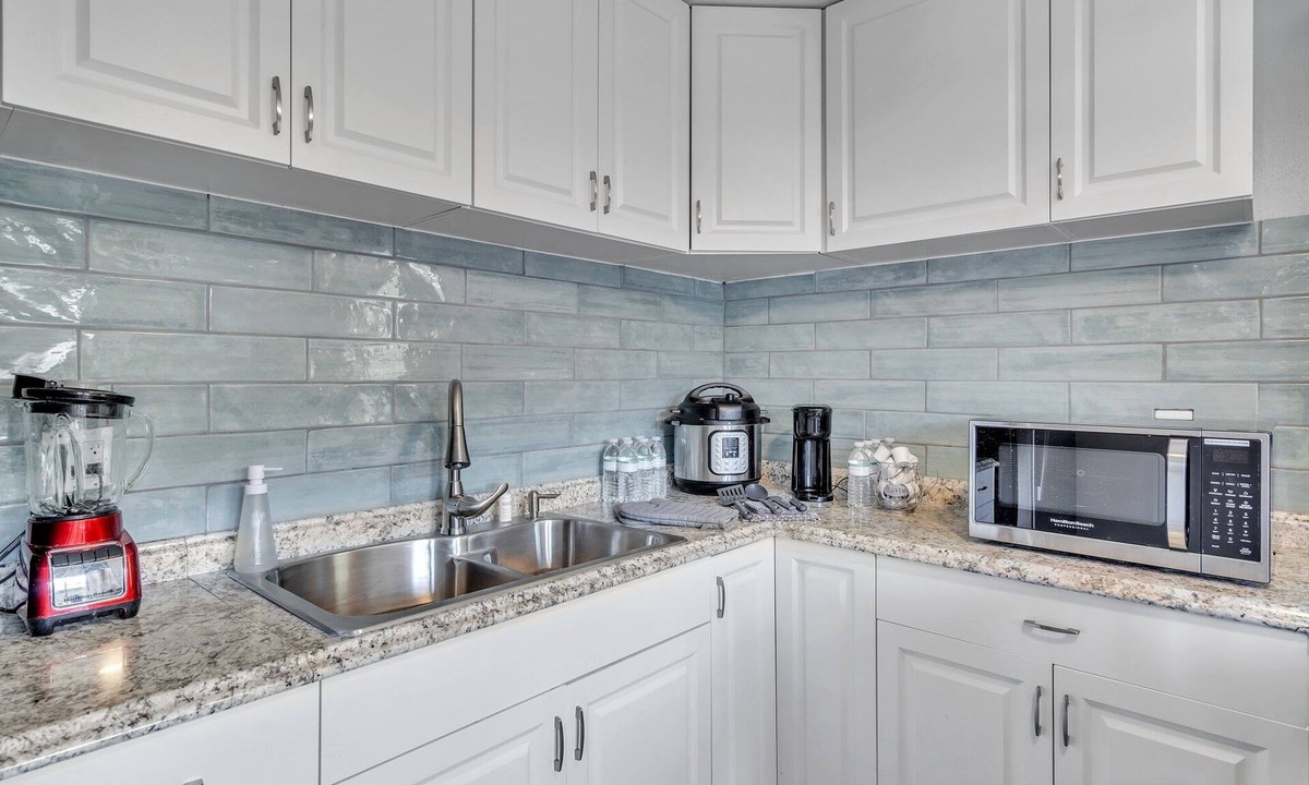 Gillespie Park House | Downtown Single Family Modern Bungalow Close To Beaches And Dining 2 Bedroom Home by RedAwning