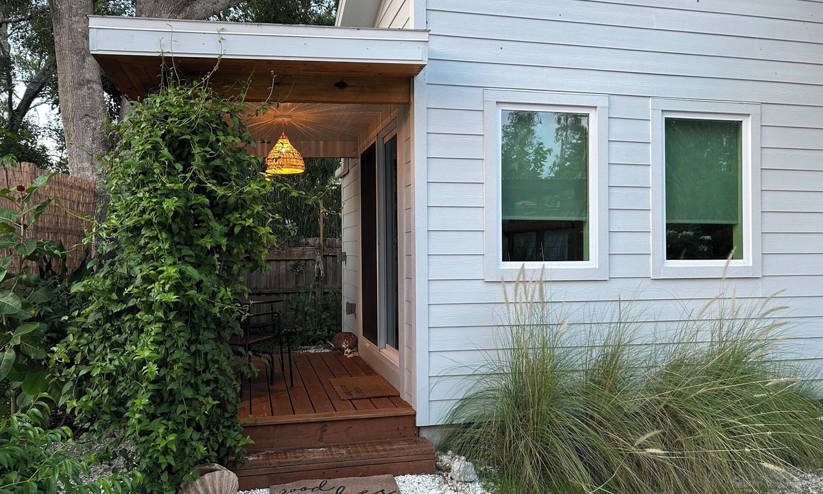 Downtown Cottage | Downtown Tropical Garden Studio close to everything