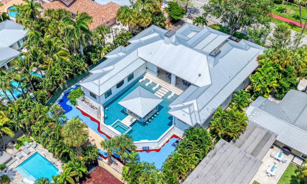 Saint Armands Key House | Dream Island | Walk to Lido Beach, Heated Pool & Spa, Pet Friendly Coastal Home