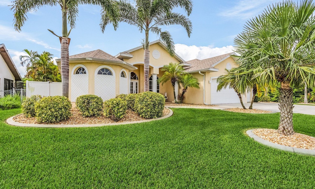 Fort Myers Villa | Dream villa with tropical garden on the canal