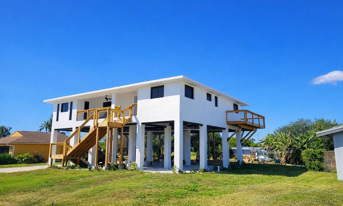 Fort Myers House | Elevated, Spacious and Modern 4x3. Waterfront with City View.