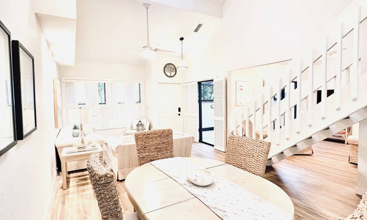 Pine Ridge House | Emeralds in Naples 2BR Townhouse+Loft, 1 mile to Beach, Walk to Dining & Shops