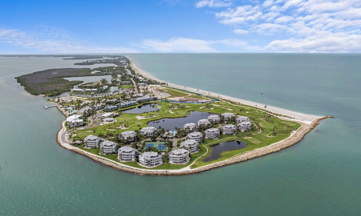 Captiva Condo | Enjoy golf course & gulf water views at 1666 Lands End Village, a 3-bedroom, 3-bath Captiva condo just a quick walk to Sunset Beach. Guests have access to the association pool, BBQ grills, and pickleball & tennis court. 5-night minimum.