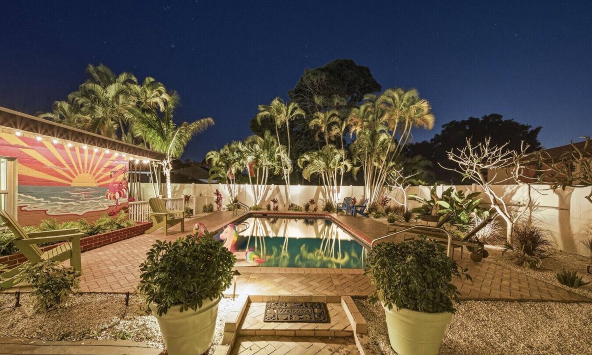 Bayshore Gardens House | Entire Home | Sleeps 14 | Putt Putt Golf |Canal Views