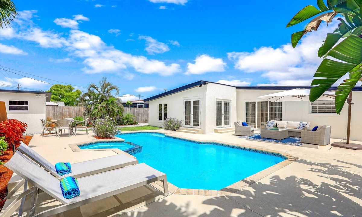 Central Naples House | Escape to your very own private oasis in Naples, Florida! Close to all !