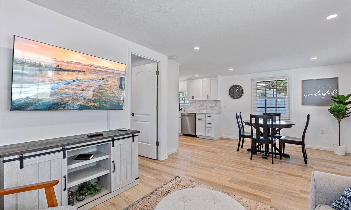 Sarasota Apartment | Farmhouse Flair Getaway ~ In Pinecraft Village!