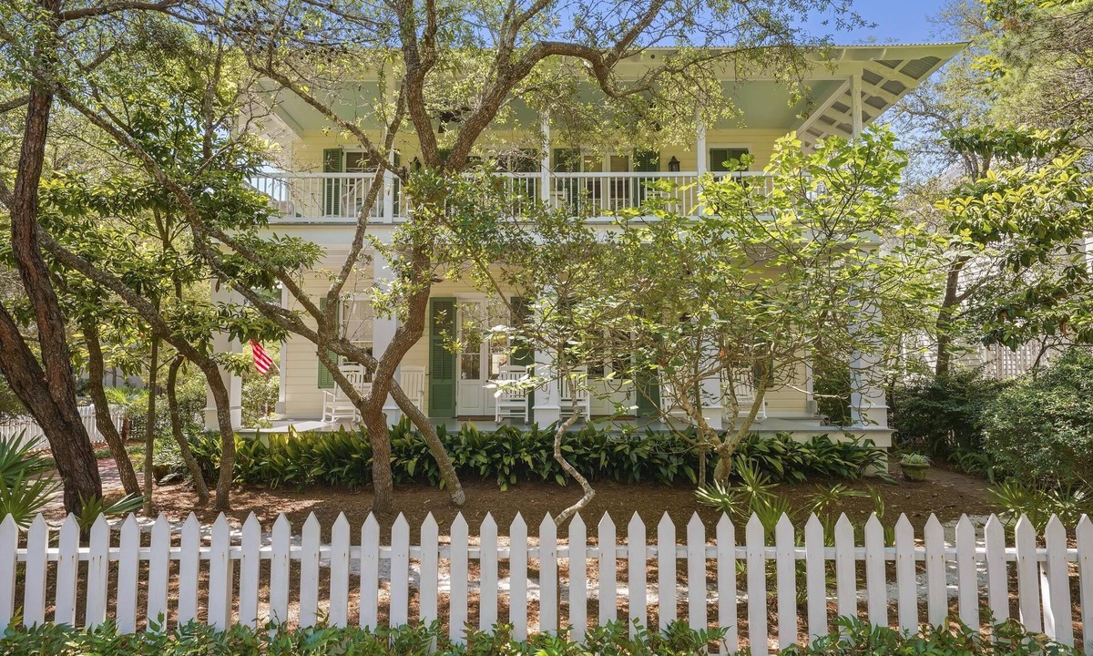 Seaside House | Featured in Coastal Cottage Magazine! Seaside Ave. Location + 2 Adult Bikes!