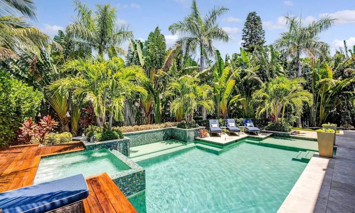 Longboat Key House | February 2027 NOW available! 3 minute walk to the beautiful white quartz sand.