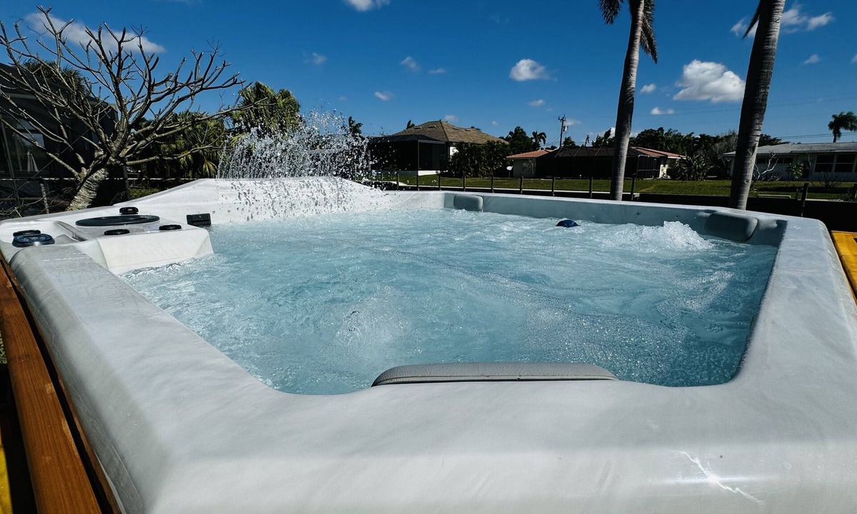 Yacht Club House | FENCED YARD 3-bed 2-bathroom Gulf Access house w/NEW HOT TUB, Dock, AC & WiFi,