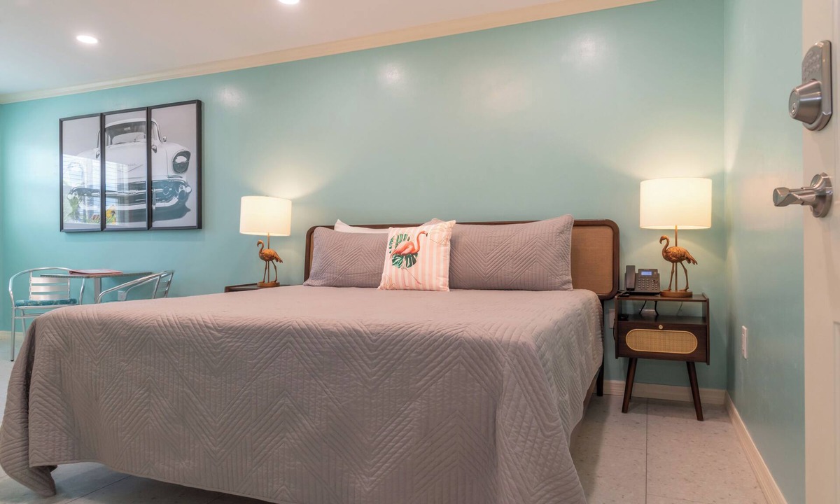 Mid Island Hotel | Flamingo Inn - Standard King #203
