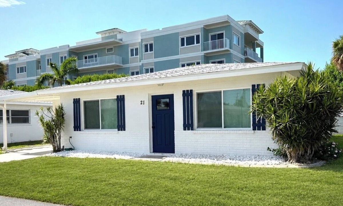 Englewood Cottage | Fully Stocked Luxury Beach Retreat. Walk to Beach, Live Music, Bars & Dining