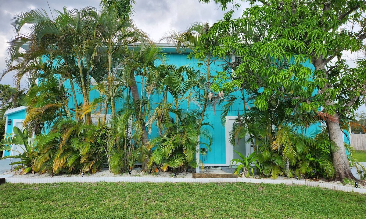 Fort Myers Beach House | Grand Coastal Getaway! 6BR w/3 KING beds. Entire duplex. Pet friendly
