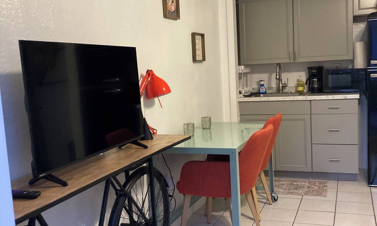 Central Naples Condo | Great Location-4 mil 5th Ave & 1 mil Beaches-Entire Condo w/Modern design