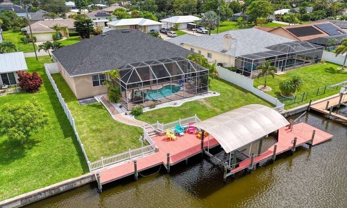 Caloosahatchee Villa | Gulf Access FREE Heated Pool Beach/Fish Gear Kayaks Bikes Dog Friendly