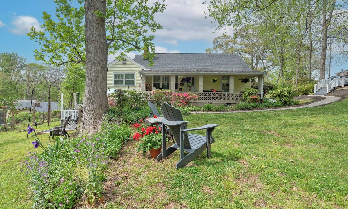 Greenville House | GVL Yellow Cottage Near BJU, Furman, NGU & Downtown w/GRILL, HOT TUB, & FIRE PIT!