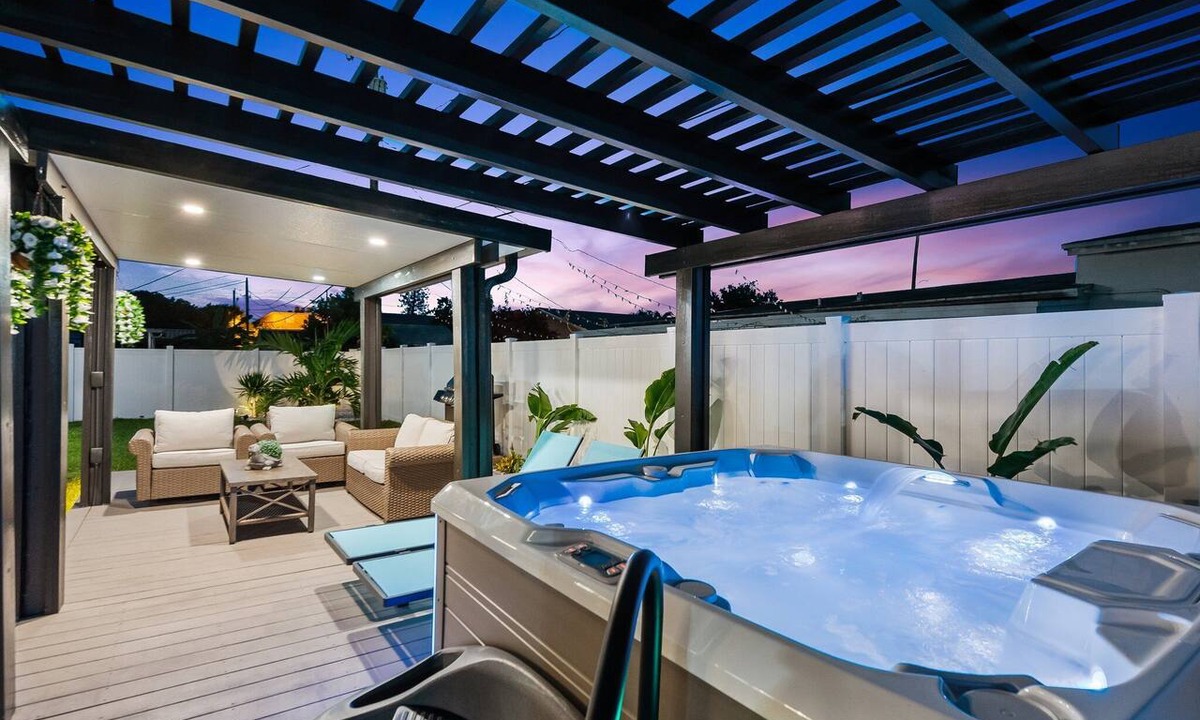 Hallandale Beach House | Hallandale Beach | Saltwater Jacuzzi | 3BR Escape! | Near Beach & Aventura + Gulfstream Races
