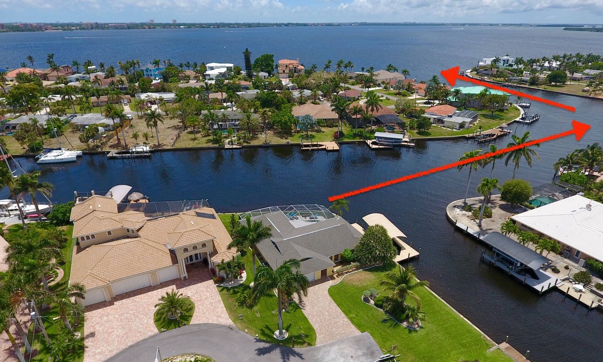 Yacht Club House | Happy Cape 3 - 1 Block from the River