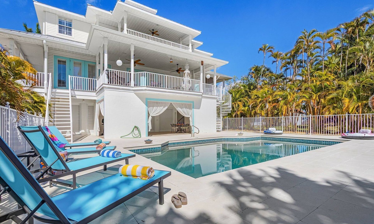 Historic District House | Harbor View Retreat with Heated Pool, Wraparound Decks & Sunset Vibes - Sunset Harbor - Roelens
