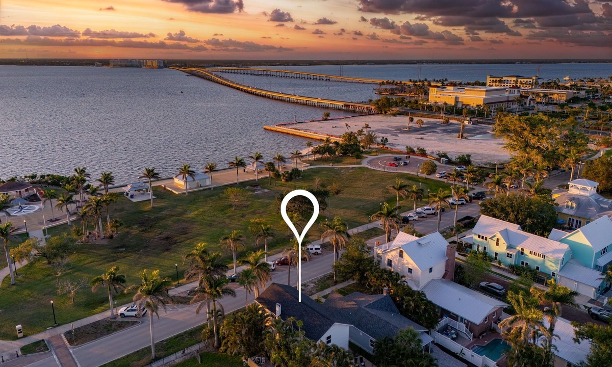 Historic District House | Heated Pool, Outdoor Dining & Grill, Near the Beach - Heart of Punta Gorda - Roelens