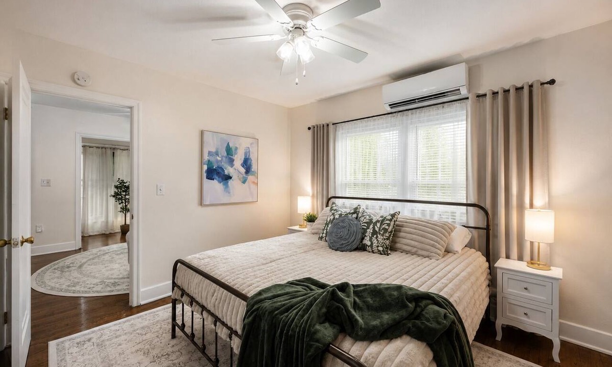 Historic Uptown Apartment | Historic Uptown 2BD 1BA - 8 min to Downtown & Pier