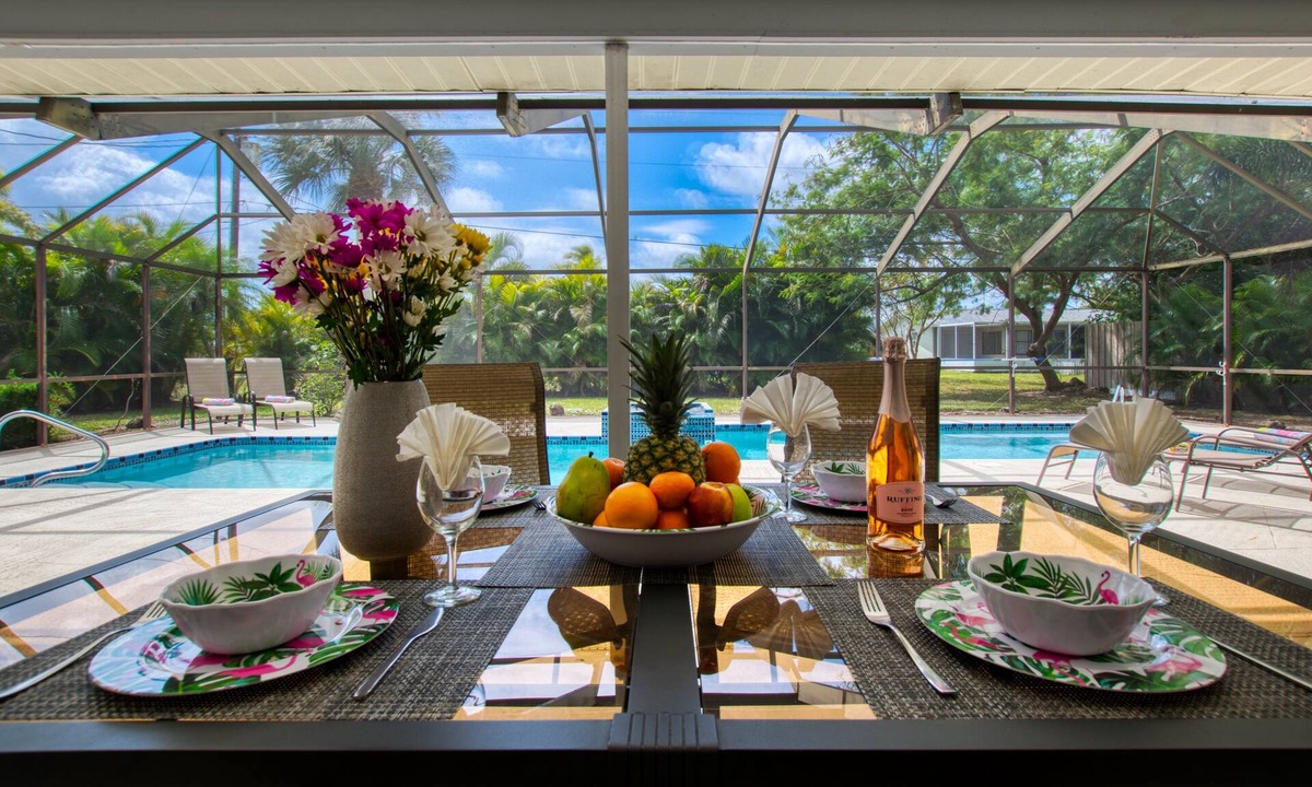 Caloosahatchee House | Holiday home with large heated pool - south exposure
