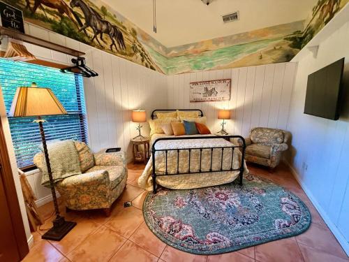 Buckingham House | Horse Ranch Adventures - Paradise Ranch Bunkhouse