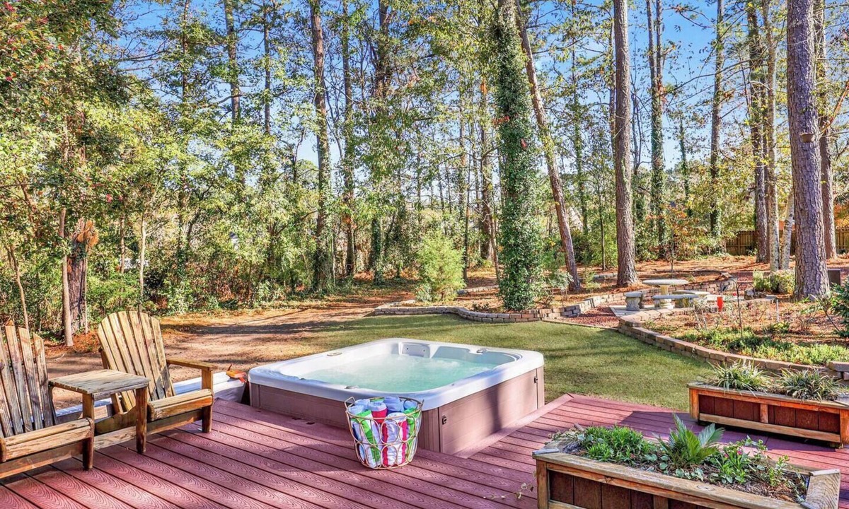 Evans House | Horseshoe Pit Game Room Spa Huge Backyard