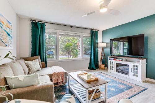 Downtown House | Idyllic Sarasota Home w/Yard: 2 Mi to Beach!
