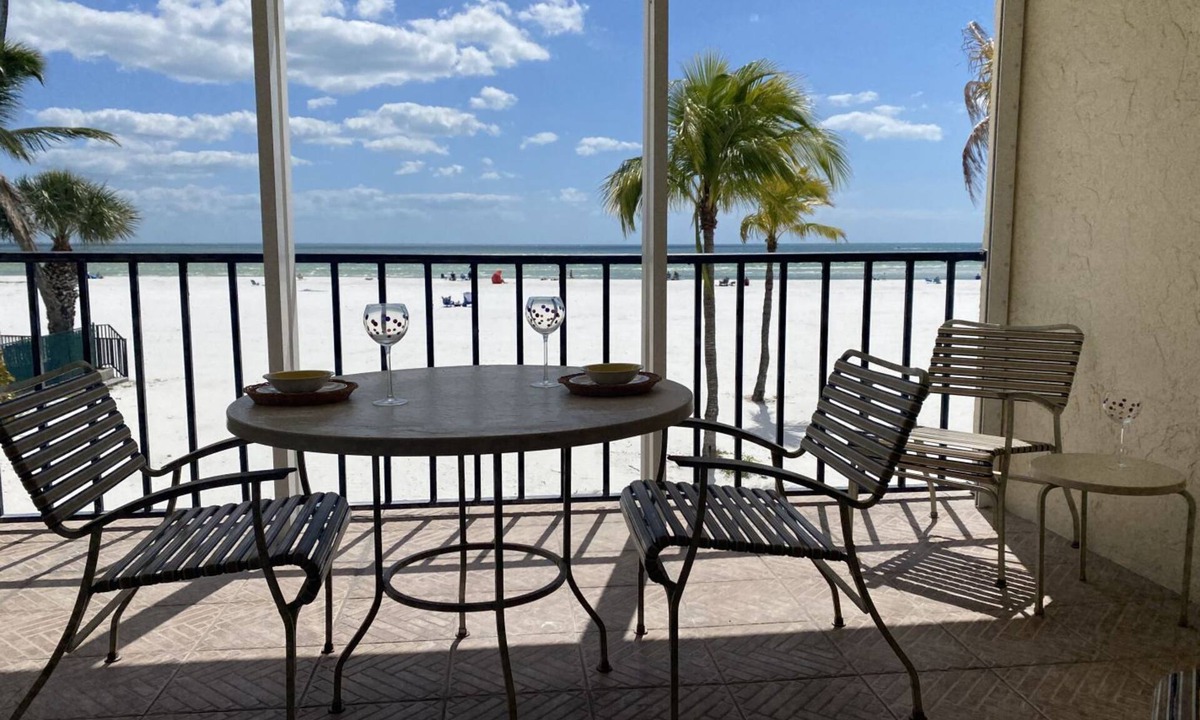 Fort Myers Beach Condo | Island House Beach Club 1B - Beautiful Beachfront Condo