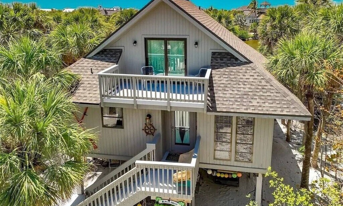 Jose's Hideaway House | Island house with Lake View, Boat Slip, Golf Cart, Pickleball and Pool