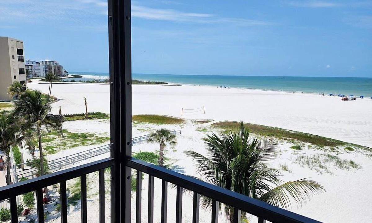 South Island Condo | Island Winds condo 503 is located on the fifth-floor and in a prime location with outstanding panoramic gulf front views.
