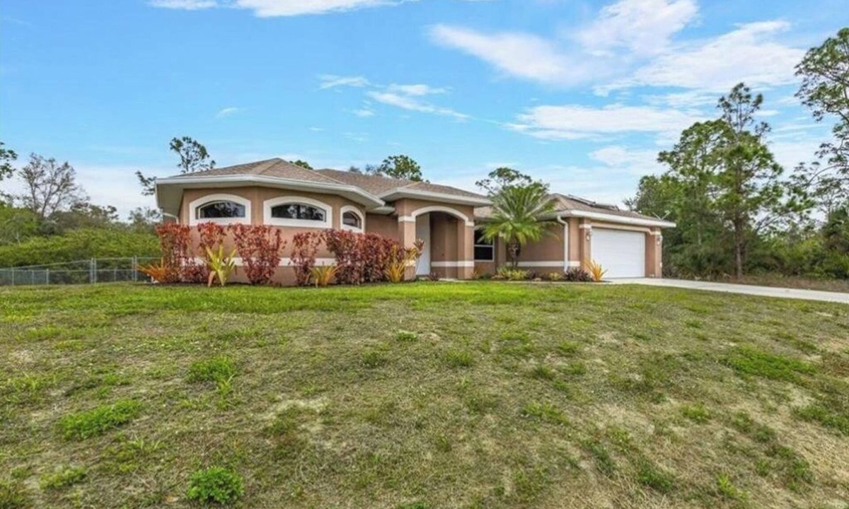 Lehigh Acres House | Its a beautiful house for your vacation with pool and screen enclosure.