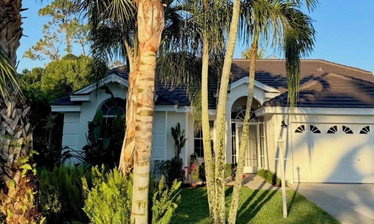 Crown Pointe House | “Just One Look!” East NAPLES family home w/pool. 5 miles to Naples beaches!