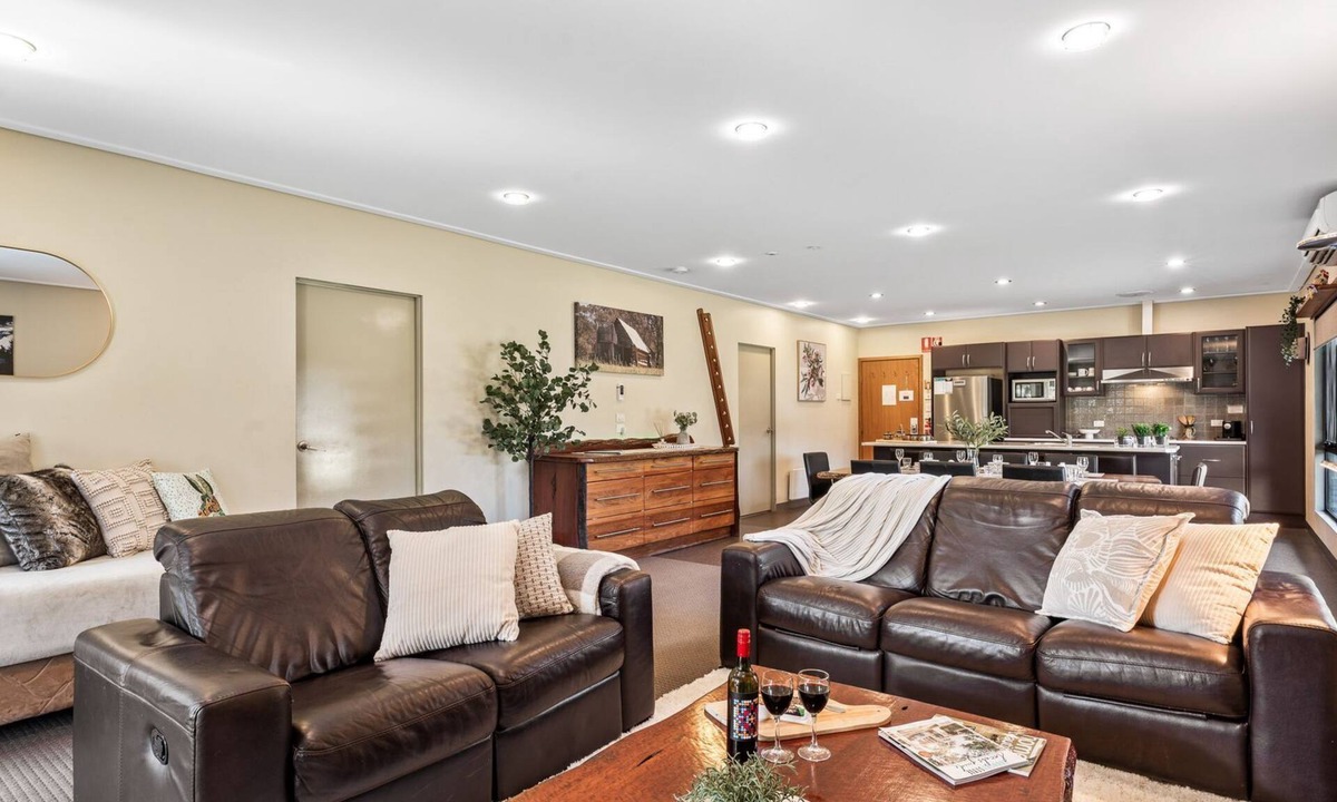 Lake Crackenback Ski Chalet | Kickenback Chalet - 2BR Chalet l Gym l Indoor Pool l Tennis Court l WiFi l Air-Con
