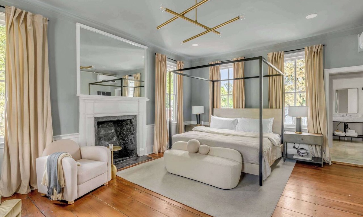 The Old Commons House | King Suite in Historic B&B w. Waterview + Porches