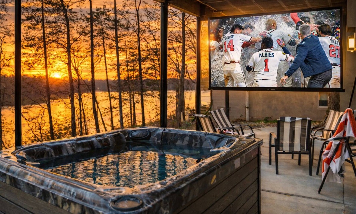 Gumlog House | Lake Hartwell- Hot Tub -Game Rm -Outdoor Movies-Deep Water Double slip dock