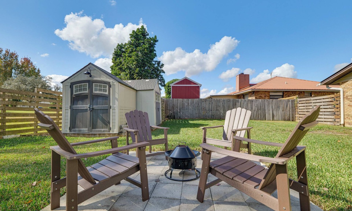 Sebring House | Lake Jackson Retreat w/Lanai & Large Yard!