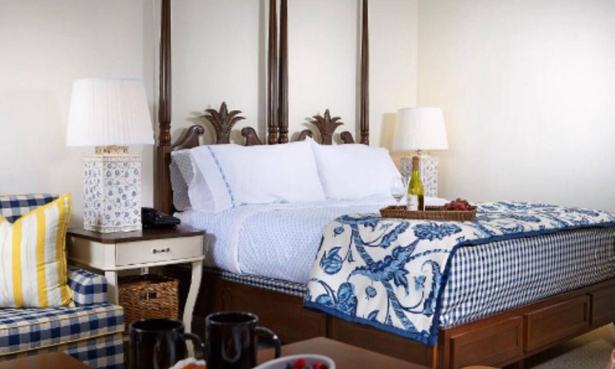 Pelican Bay Hotel | Lake King | Inn at Pelican Bay | Lake Views, Breakfast Included, Beach Ride
