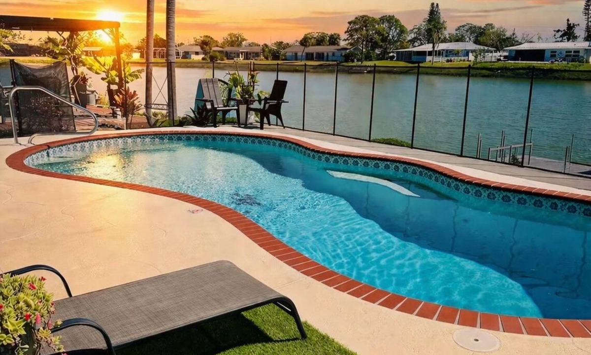 Venice Gardens House | Lakefront Retreat with pool, close to beaches!
