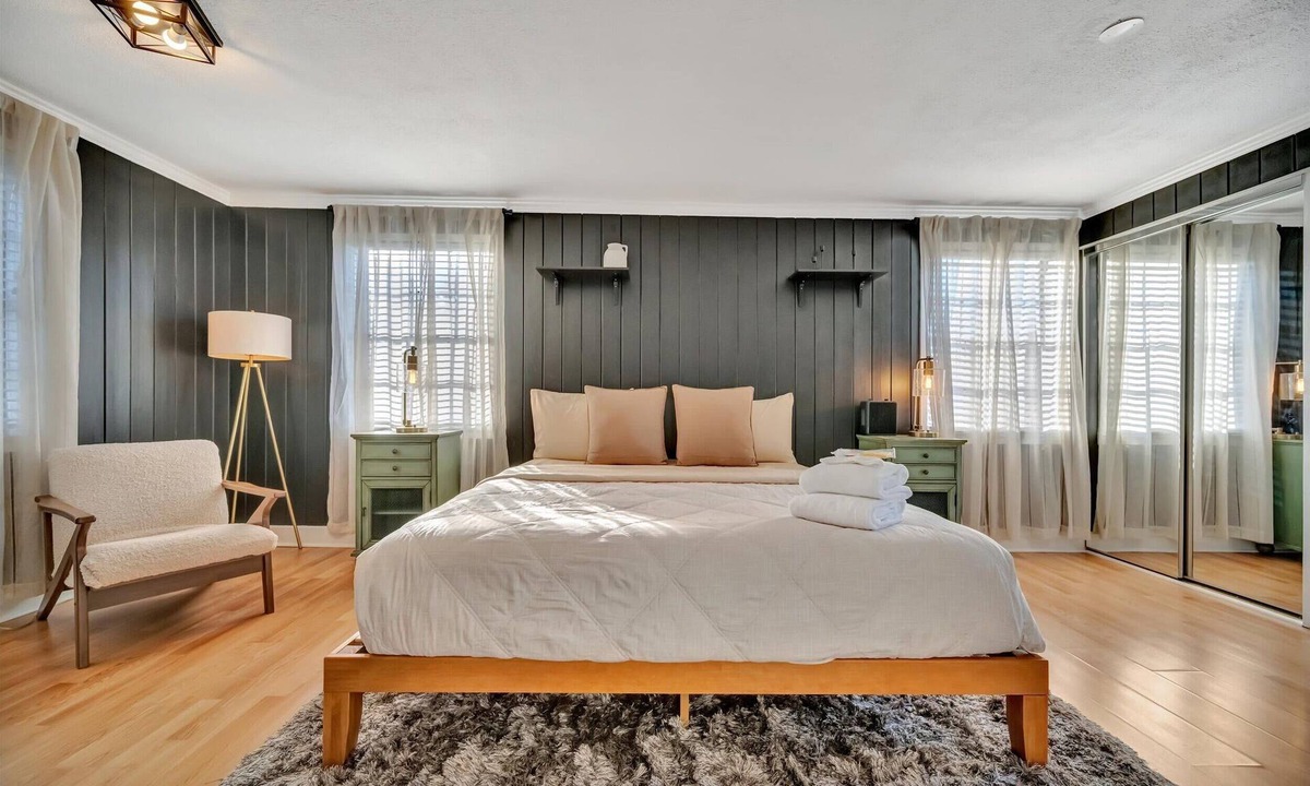 Parkland Estates House | Large 4B Home near Hyde Park! Sleep 10 Guests!