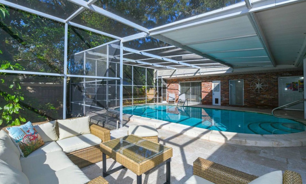 Arlington Park House | Large home w/ private pool & garden near Downtown Pet Friendly Beautiful Decor
