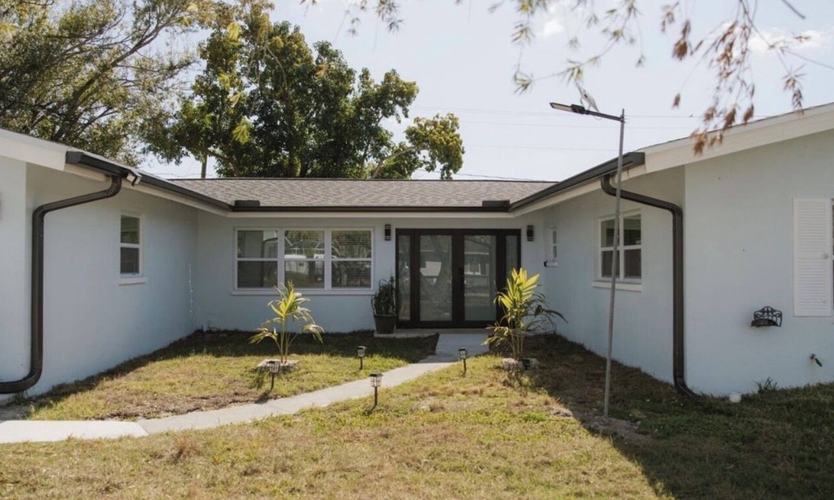 Lochmoor Waterway Estates House | Less than 10 minutes from Fort Myers downtown. 6 minutes from Capel coral
