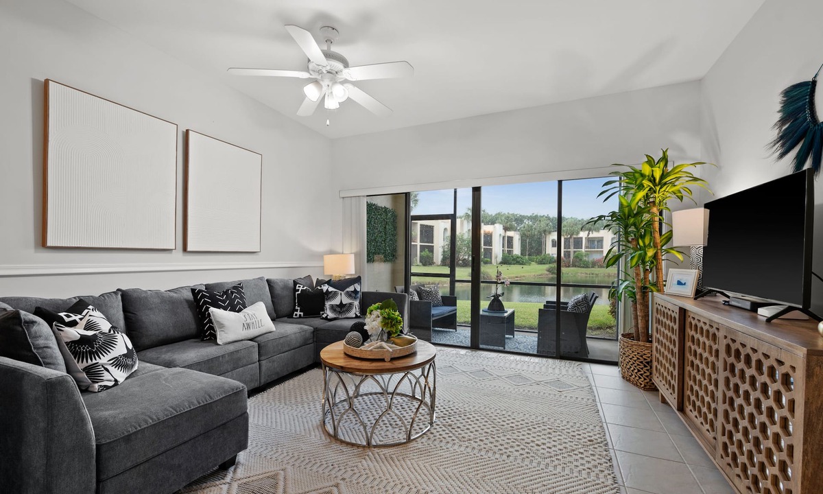 Central Naples Condo | Limited-Time Summer Deal on Lovely 2BR Condo with Tennis