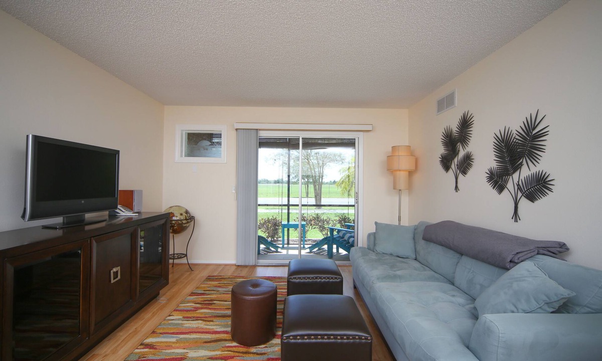 Venice Condo | LOCATION! LOCATION! Walk to the beach, pier, golf, restaurants on Venice Island