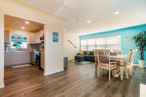 Gulfport Apartment | Lovely vacation home 1 block from beach & downtown Gulfport