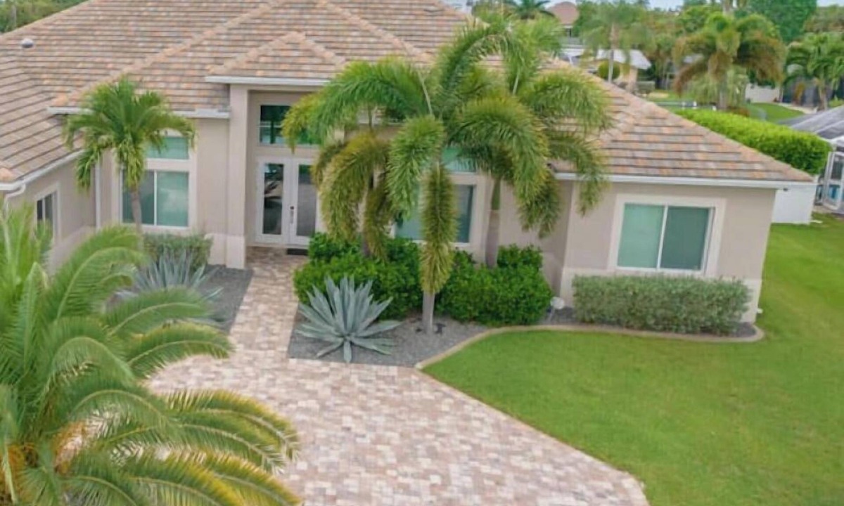 Yacht Club House | Luxury home w/2 suites, LARGE pool, spa, lanai. Quick gulf access! 6 Bikes! EV!