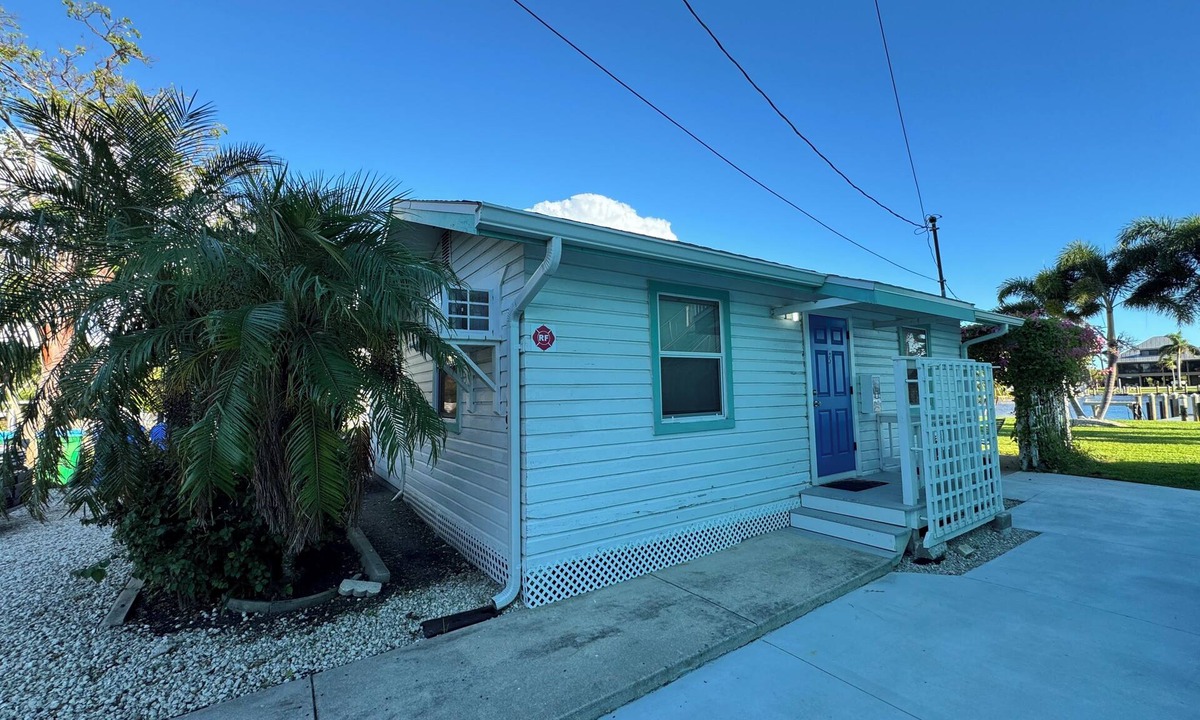 Bokeelia Cottage | Malu Lani Cottage at Pirates Cove Inn & Marina - Boat Slip Included